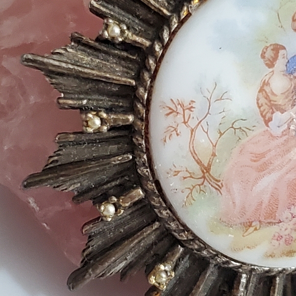 Vintage fragonard art 60's Victorian porcelain courting couple brooch pin pearls - Picture 4 of 10